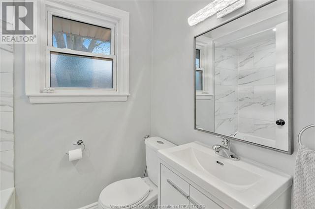 3217 Woodlawn Avenue, House detached with 5 bedrooms, 2 bathrooms and null parking in Windsor ON | Image 12