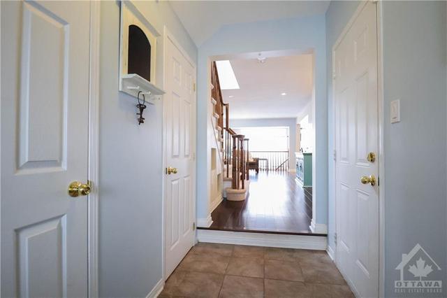 424 Evenwood Private, Townhouse with 3 bedrooms, 3 bathrooms and 2 parking in Ottawa ON | Image 3