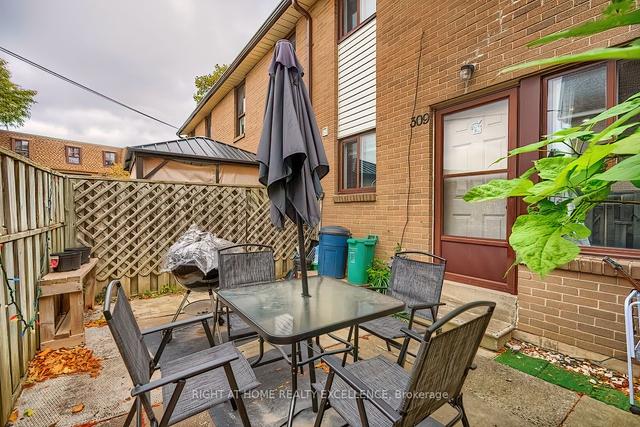 309 Fleetwood Cres, Townhouse with 3 bedrooms, 2 bathrooms and 2 parking in Brampton ON | Image 20
