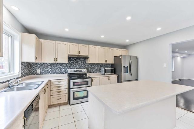 401 Oaktree Circ, House semidetached with 4 bedrooms, 3 bathrooms and 3 parking in Mississauga ON | Image 9