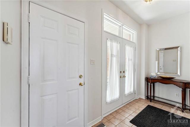 121 Kimberwick Crescent, Townhouse with 3 bedrooms, 3 bathrooms and 3 parking in Ottawa ON | Image 2
