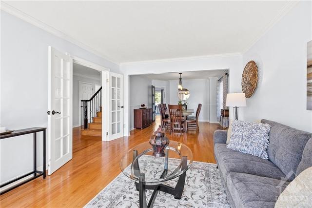 1334 Talcy Crescent, House detached with 5 bedrooms, 3 bathrooms and 6 parking in Ottawa ON | Image 3