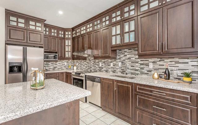 21 Sherbrooke St, House detached with 4 bedrooms, 5 bathrooms and 6 parking in Brampton ON | Image 3