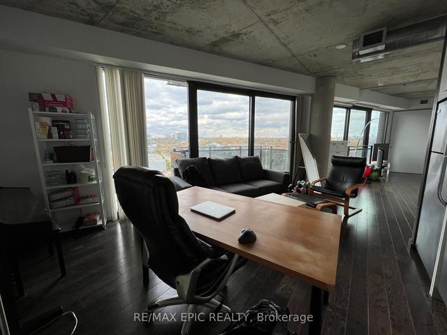 1003 - 51 Trolley Cres, Condo with 1 bedrooms, 1 bathrooms and 0 parking in Toronto ON | Image 2