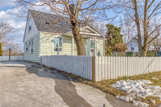 21 Glen Avenue, House detached with 3 bedrooms, 1 bathrooms and 2 parking in St. Catharines ON | Image 2