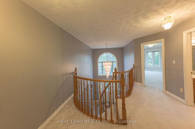8042 Oakridge Dr, House detached with 4 bedrooms, 3 bathrooms and 6 parking in Niagara Falls ON | Image 9