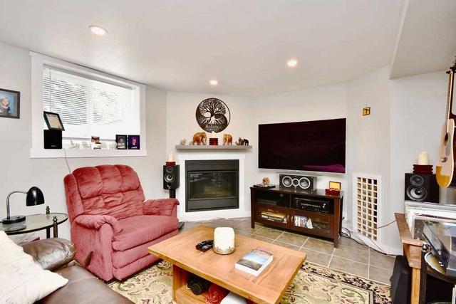 111 Queen St, House detached with 3 bedrooms, 2 bathrooms and 6 parking in Barrie ON | Image 9