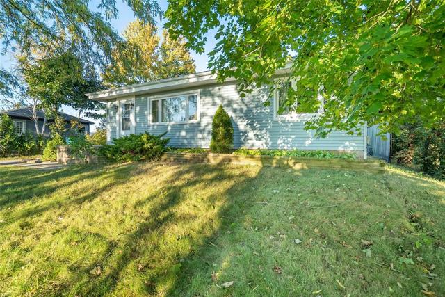 364 Sydenham Rd, House detached with 3 bedrooms, 1 bathrooms and 6 parking in Hamilton ON | Image 2