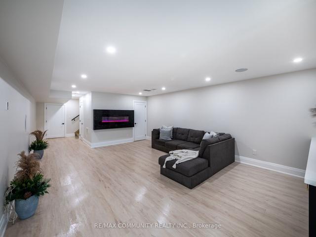 1042 Enola Ave, House detached with 4 bedrooms, 4 bathrooms and 3 parking in Mississauga ON | Image 30