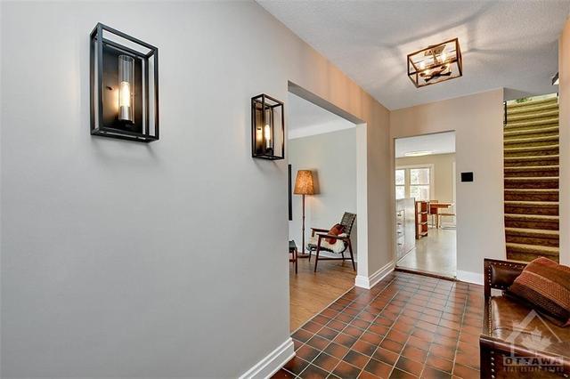 830 Maplecrest Avenue, House detached with 7 bedrooms, 4 bathrooms and 6 parking in Ottawa ON | Image 2