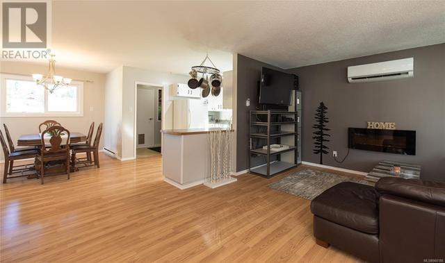 3898 Uplands Dr, House detached with 3 bedrooms, 2 bathrooms and 3 parking in Nanaimo BC | Image 2