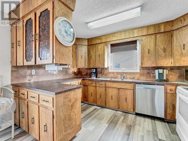 815 5 Street Se, House detached with 5 bedrooms, 3 bathrooms and 4 parking in Redcliff AB | Image 9