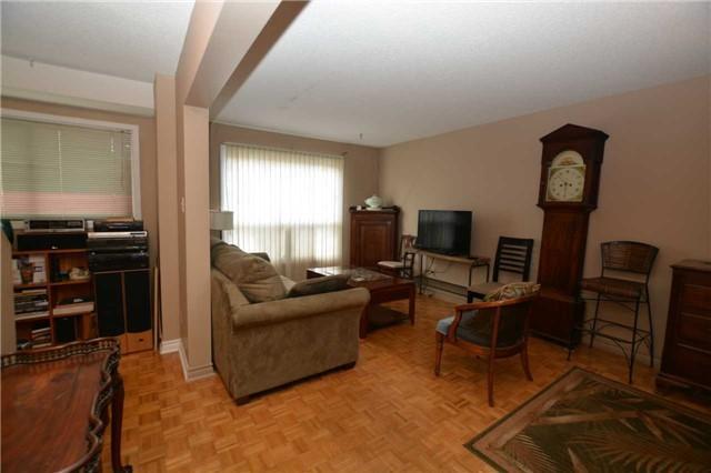 33 Enmount Dr, Townhouse with 3 bedrooms, 2 bathrooms and 1 parking in Brampton ON | Image 7
