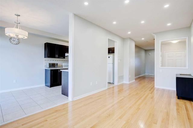 15 Pacific Rim Crt, House attached with 3 bedrooms, 4 bathrooms and 2 parking in Richmond Hill ON | Image 6