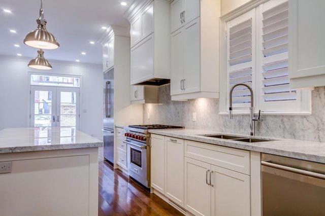 79 Sullivan St, House attached with 4 bedrooms, 5 bathrooms and 2 parking in Toronto ON | Image 4