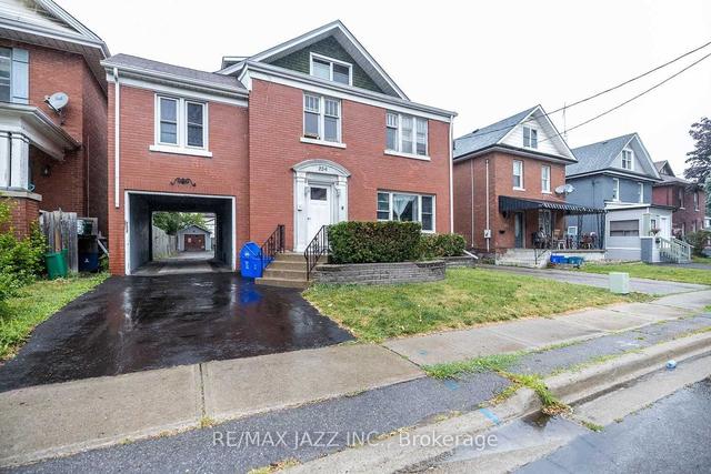 254 Athol St E, House detached with 5 bedrooms, 4 bathrooms and 5 parking in Oshawa ON | Image 1