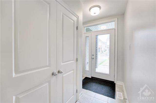 529 Sonmarg Crescent, Townhouse with 3 bedrooms, 3 bathrooms and 2 parking in Ottawa ON | Image 2