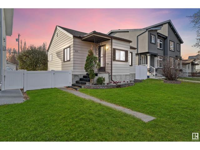 9851 79 Av Nw, House detached with 4 bedrooms, 1 bathrooms and null parking in Edmonton AB | Image 3