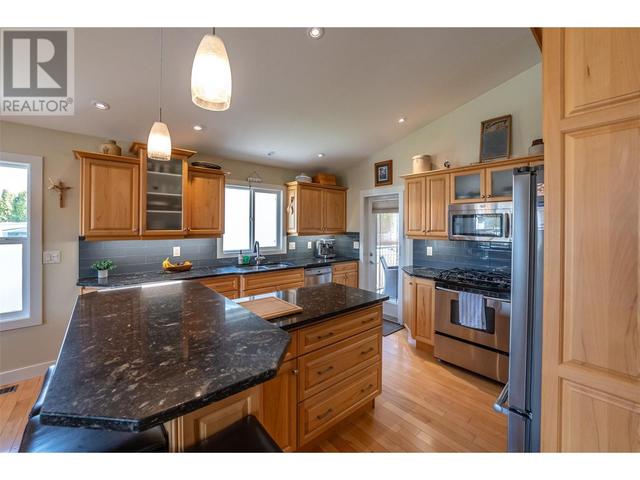 136 Westview Drive, House detached with 4 bedrooms, 3 bathrooms and 2 parking in Penticton BC | Image 16