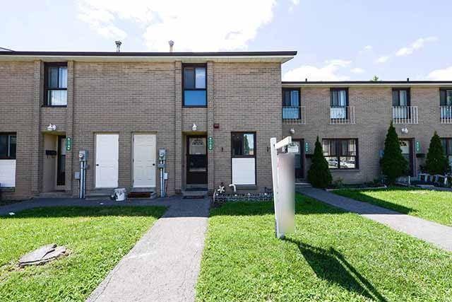 173 - 173 Fleetwood Cres E, Townhouse with 3 bedrooms, 2 bathrooms and 1 parking in Brampton ON | Image 1
