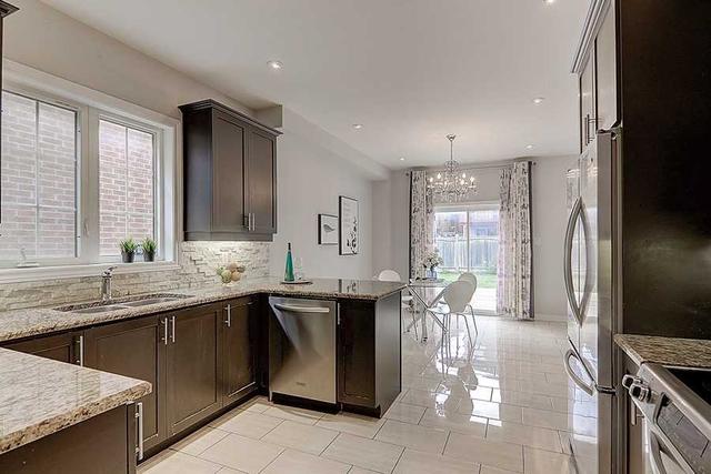 320 Oberfrick Ave, House detached with 4 bedrooms, 3 bathrooms and 4 parking in Vaughan ON | Image 2