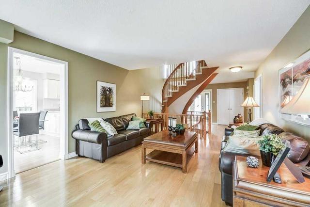 29 Valley Cres, House detached with 4 bedrooms, 3 bathrooms and 4 parking in Aurora ON | Image 5