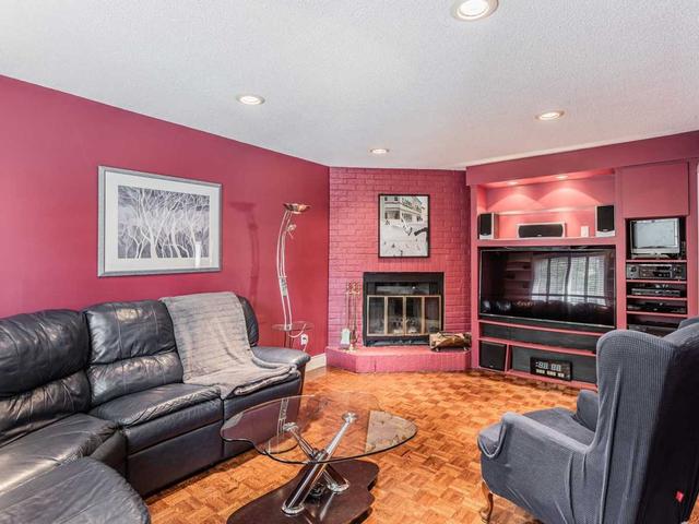 208 Roseborough Cres, House detached with 4 bedrooms, 4 bathrooms and 6 parking in Vaughan ON | Image 6