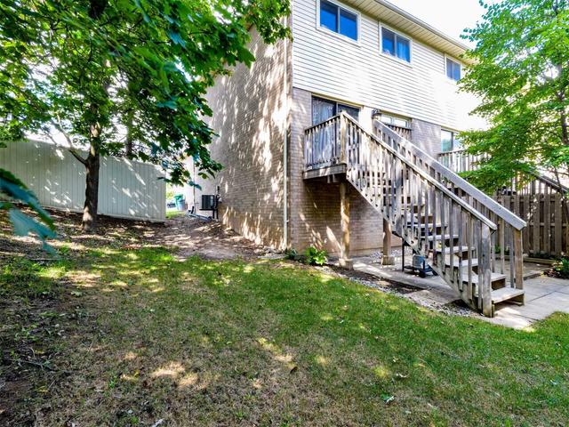 18 Farnham Dr, Townhouse with 3 bedrooms, 2 bathrooms and 2 parking in Brampton ON | Image 13
