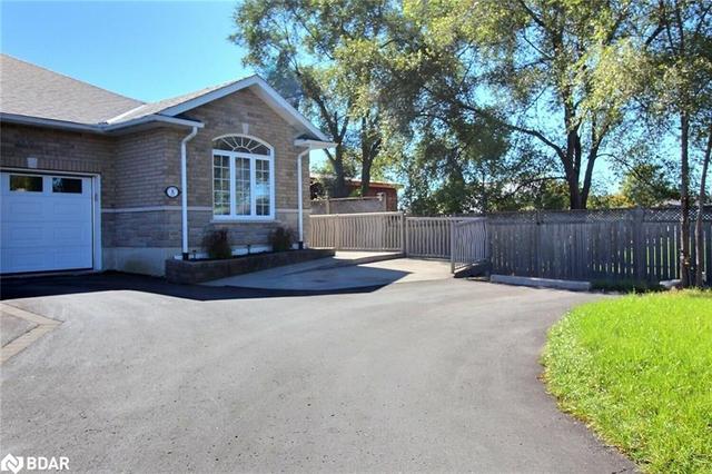 5 Evergreen Court, House attached with 3 bedrooms, 3 bathrooms and 6 parking in Belleville ON | Image 1