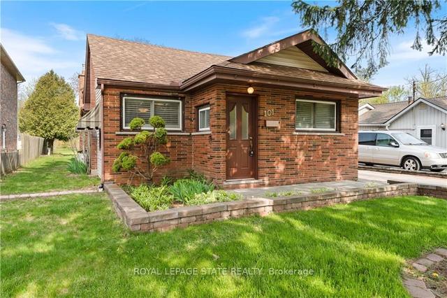 101 Teal Ave, House detached with 2 bedrooms, 1 bathrooms and 6 parking in Hamilton ON | Image 1