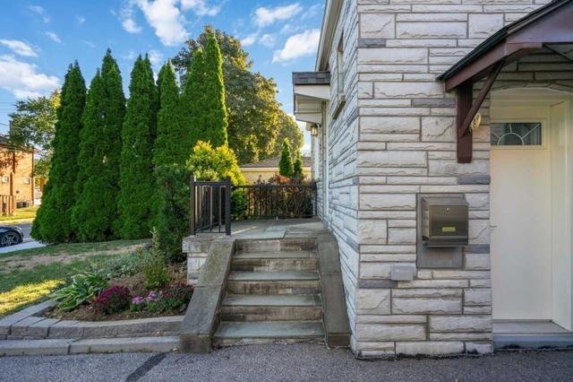 33 Juliet Cres, House detached with 2 bedrooms, 1 bathrooms and 4 parking in Toronto ON | Image 10