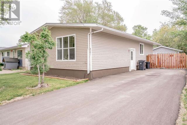 8201 96 Street, House detached with 4 bedrooms, 2 bathrooms and 4 parking in Peace River AB | Card Image