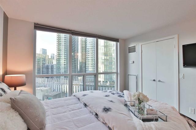1112 - 8 York St, Condo with 2 bedrooms, 2 bathrooms and 1 parking in Toronto ON | Image 11