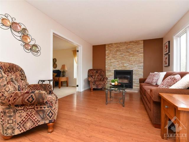 46 Grierson Lane, House detached with 5 bedrooms, 3 bathrooms and 12 parking in Ottawa ON | Image 7