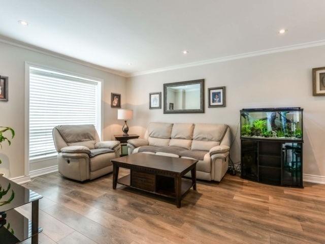 30 Mcmullen Cres, Townhouse with 3 bedrooms, 2 bathrooms and 1 parking in Brampton ON | Image 5