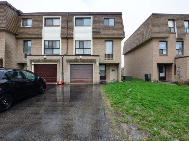209 Fleetwood Cres, Townhouse with 4 bedrooms, 3 bathrooms and 3 parking in Brampton ON | Image 1