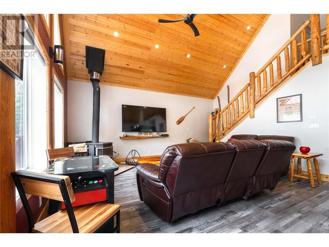 3299 Loschinski Road, House detached with 6 bedrooms, 3 bathrooms and null parking in Columbia Shuswap B BC | Image 16