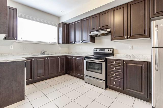 21 Abercove Clse, House attached with 2 bedrooms, 3 bathrooms and 2 parking in Brampton ON | Image 3