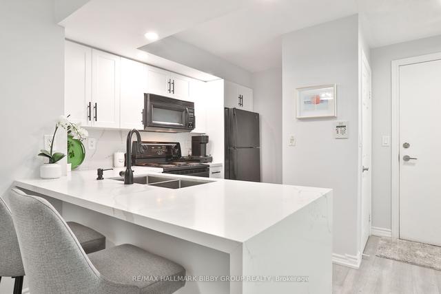 518 - 270 Wellington St W, Condo with 1 bedrooms, 1 bathrooms and 0 parking in Toronto ON | Image 2