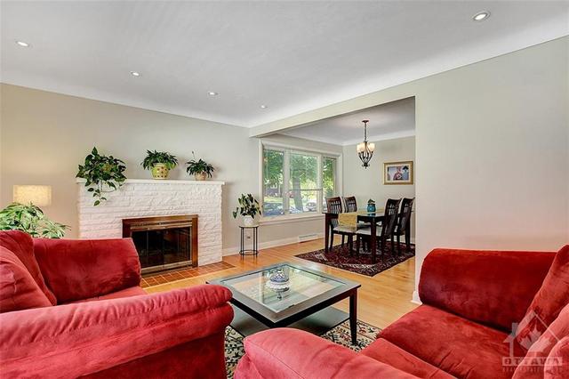 1538 Chomley Crescent, House detached with 3 bedrooms, 2 bathrooms and 5 parking in Ottawa ON | Image 3