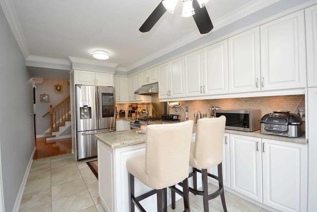 36 Lancewood Cres, Townhouse with 3 bedrooms, 3 bathrooms and 2 parking in Brampton ON | Image 4
