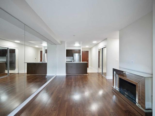 901 - 5 Michael Power Pl, Condo with 1 bedrooms, 1 bathrooms and 1 parking in Toronto ON | Image 3
