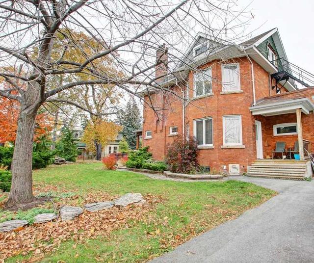 124 Rosemount Ave, House detached with 5 bedrooms, 3 bathrooms and 6 parking in Toronto ON | Image 2