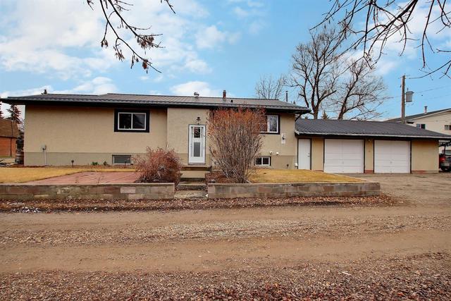 4609 52 Street, House detached with 6 bedrooms, 2 bathrooms and 6 parking in Olds AB | Image 2