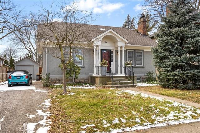 7 Thairs Ave, House detached with 2 bedrooms, 2 bathrooms and 5 parking in St. Catharines ON | Image 1