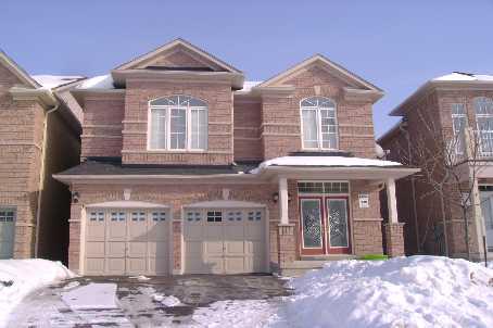 35 Robitaille Dr, House detached with 3 bedrooms, 3 bathrooms and 4 parking in Brampton ON | Image 1
