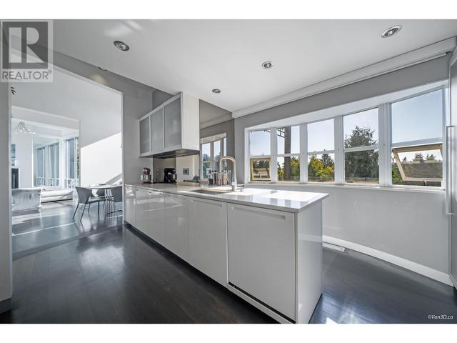 4345 Rockridge Road, House detached with 4 bedrooms, 6 bathrooms and 3 parking in West Vancouver BC | Image 2