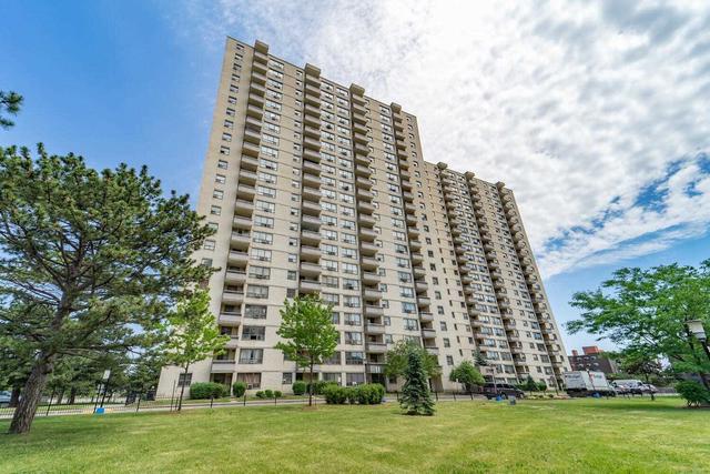 404 - 370 Dixon Rd, Condo with 3 bedrooms, 1 bathrooms and 1 parking in Toronto ON | Image 1