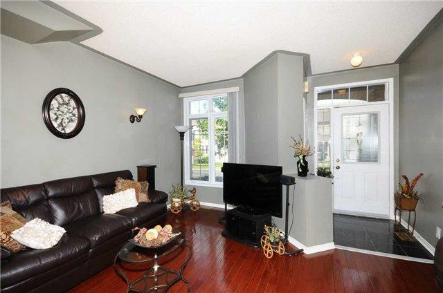 143 Bur Oak Ave, House attached with 3 bedrooms, 2 bathrooms and 1 parking in Markham ON | Image 3