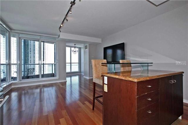 2202 - 208 Queens Quay W, Condo with 2 bedrooms, 2 bathrooms and 1 parking in Toronto ON | Image 3